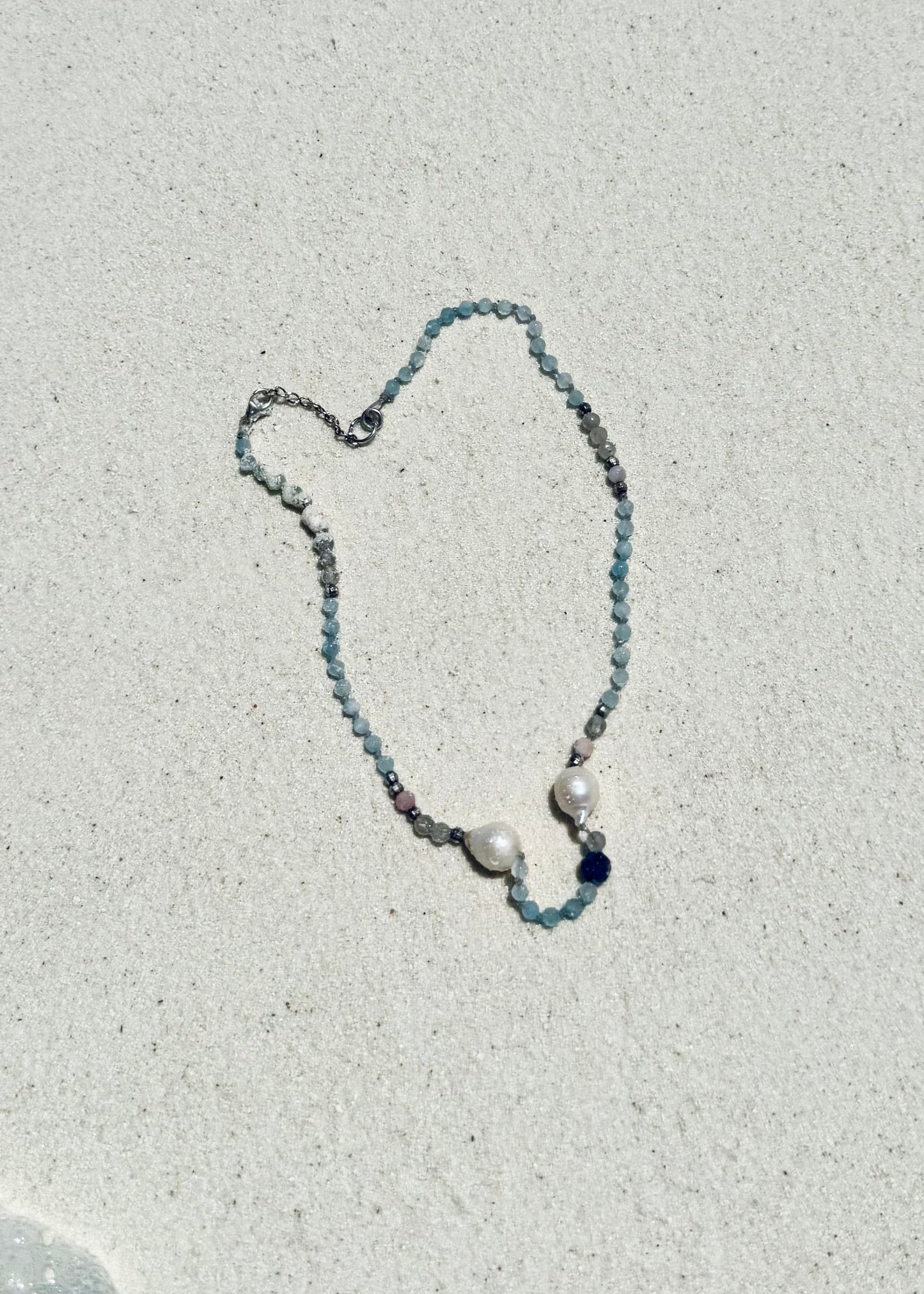 Choker z akwamarynu z dodatkiem labradorytu, kamienia słonecznego, pereł barok i sodalitu