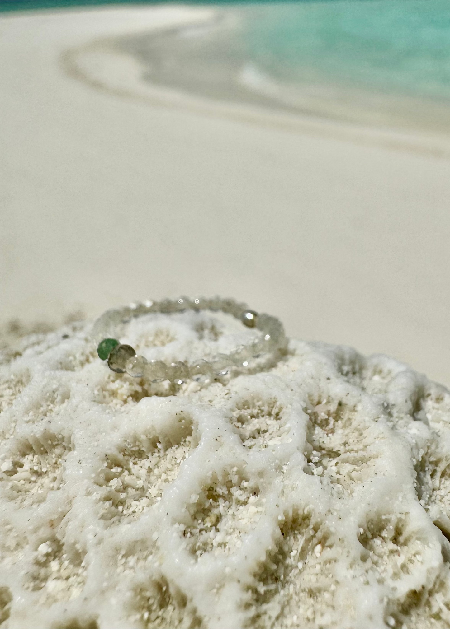 Pierścionek z kryształów górskich ze szmaragdem i labradarytem