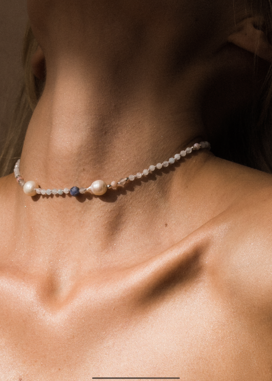 Choker z akwamarynu z dodatkiem labradorytu, kamienia słonecznego, pereł barok i sodalitu