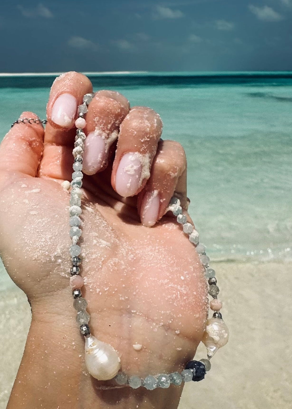Choker z akwamarynu z dodatkiem labradorytu, kamienia słonecznego, pereł barok i sodalitu