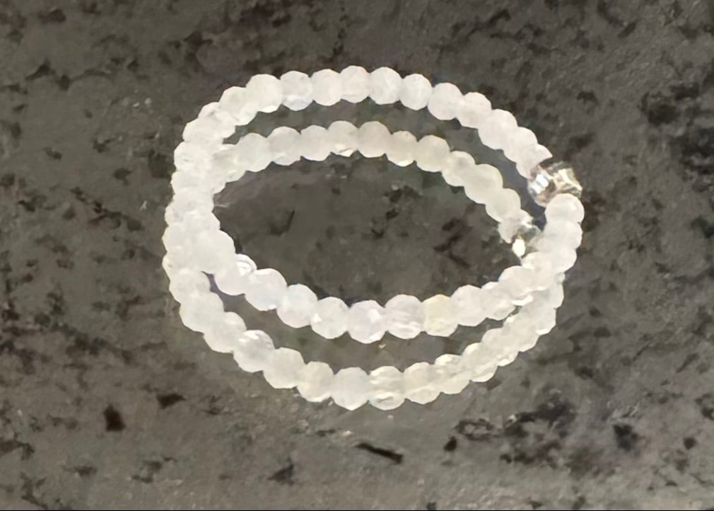 Pierścionek z kamieni księżycowych