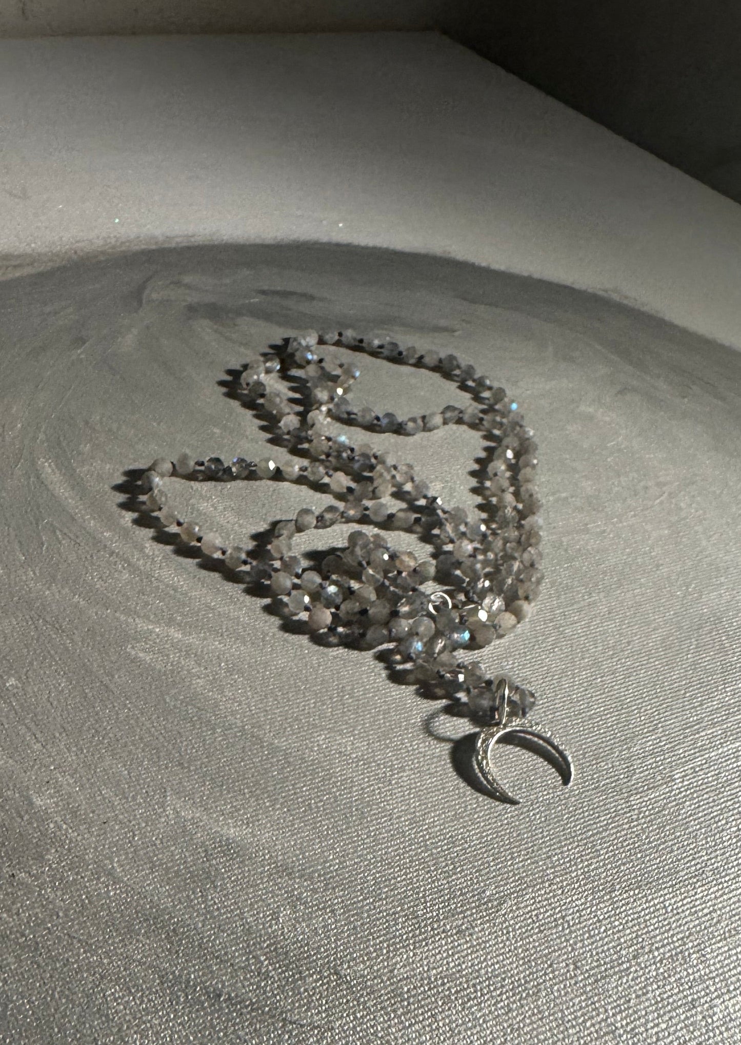 Długi naszyjnik z labradorytu