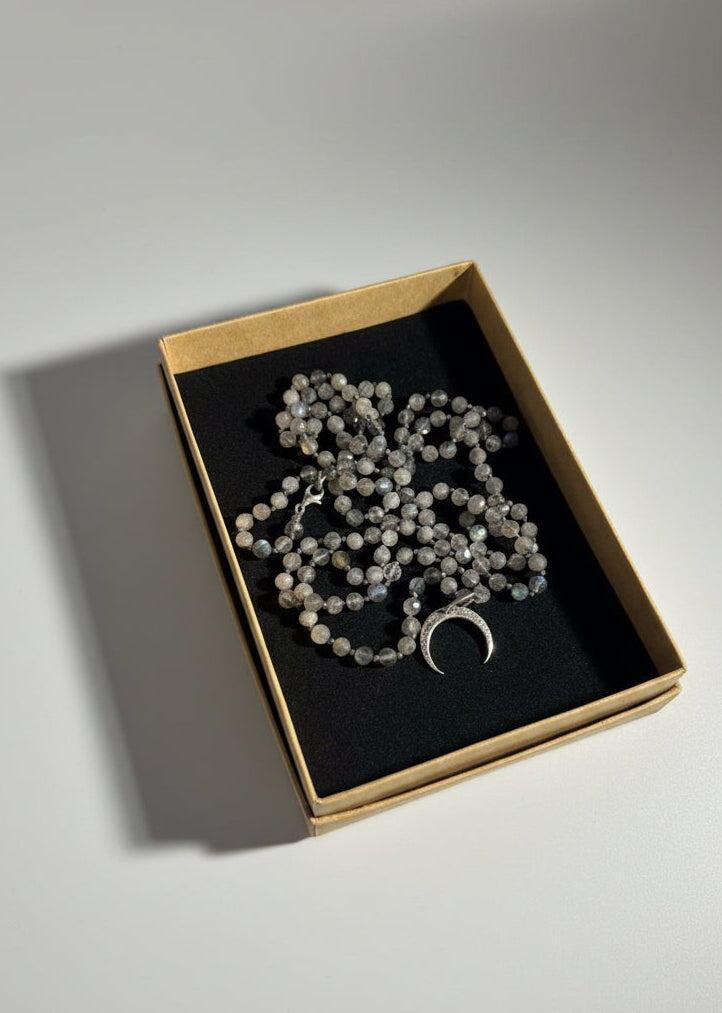 Długi naszyjnik z labradorytu