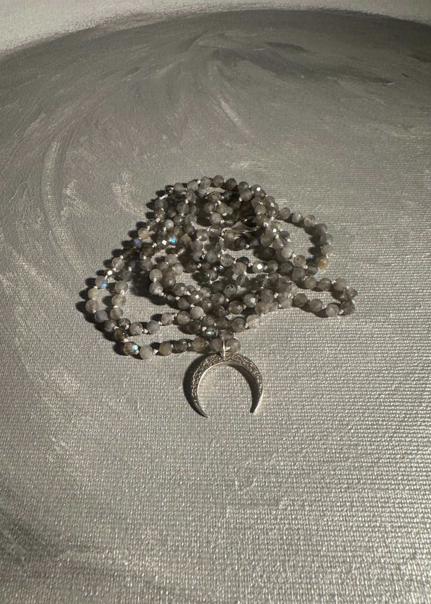 Długi naszyjnik z labradorytu