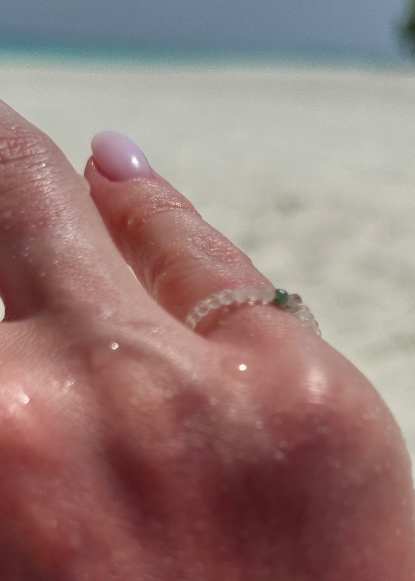 Pierścionek z kryształów górskich ze szmaragdem i labradarytem