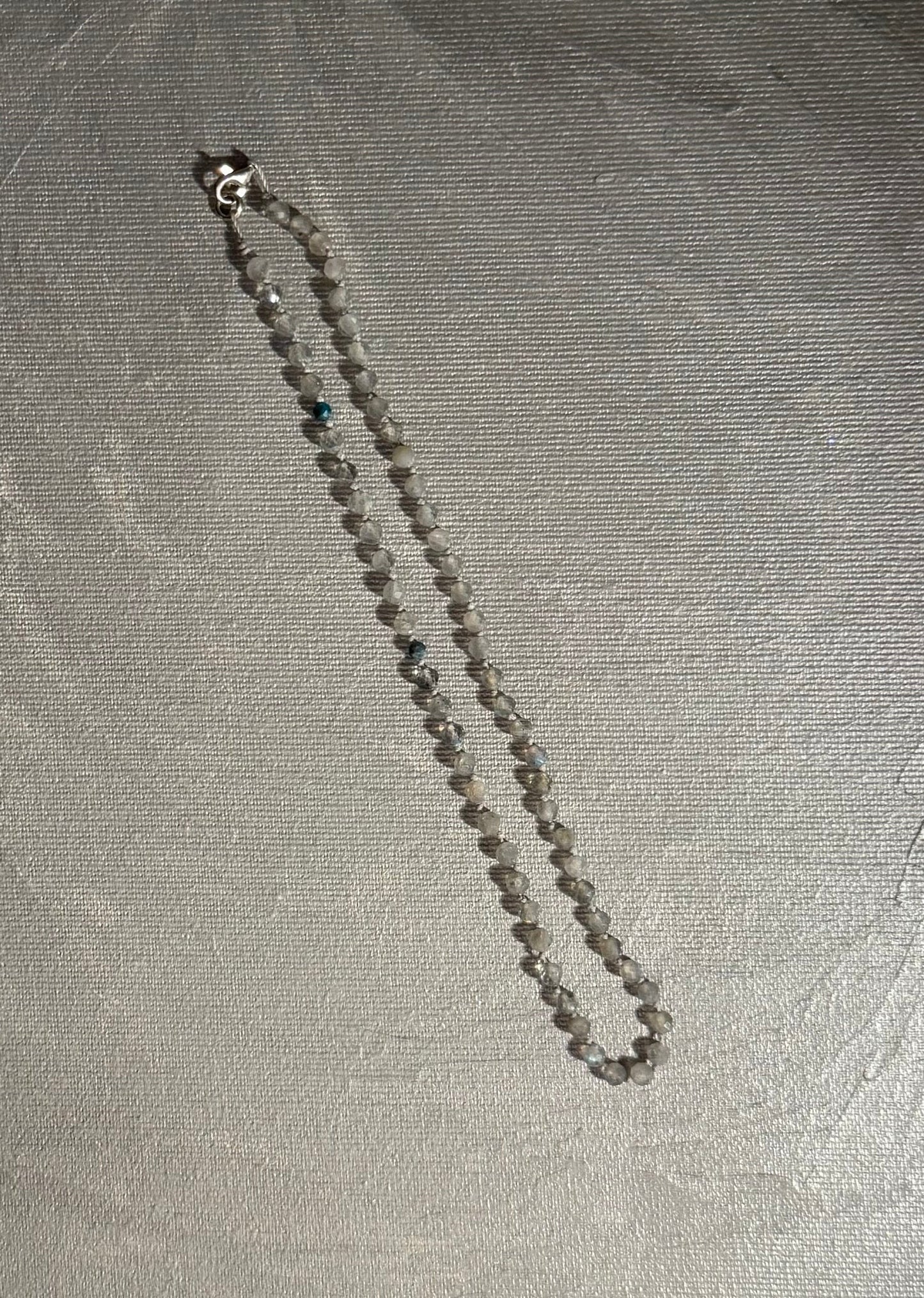 Labradorytowy choker z apatytami