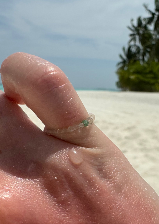 Pierścionek z kryształów górskich ze szmaragdem i labradarytem