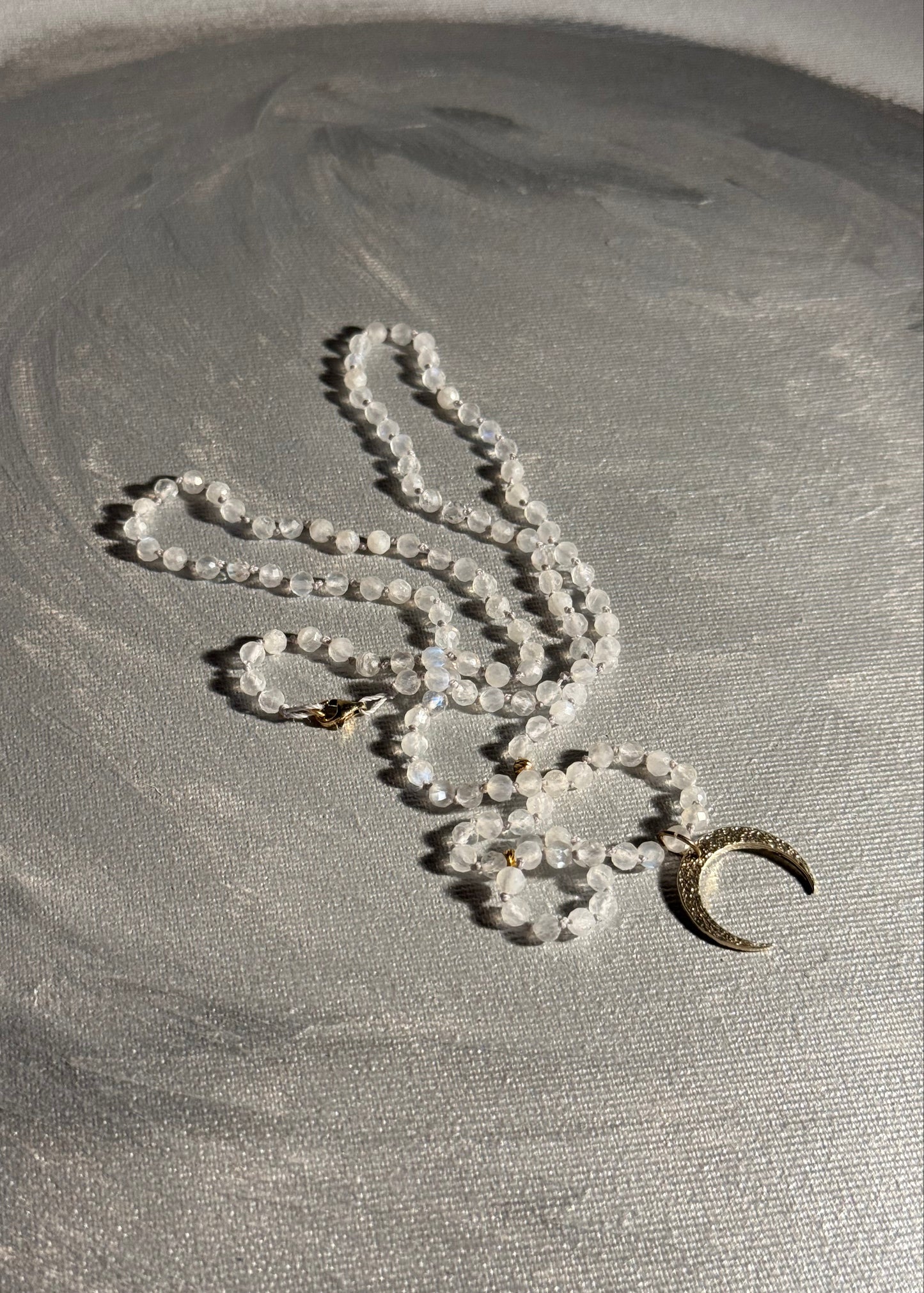 Naszyjnik z kamieni księżycowych