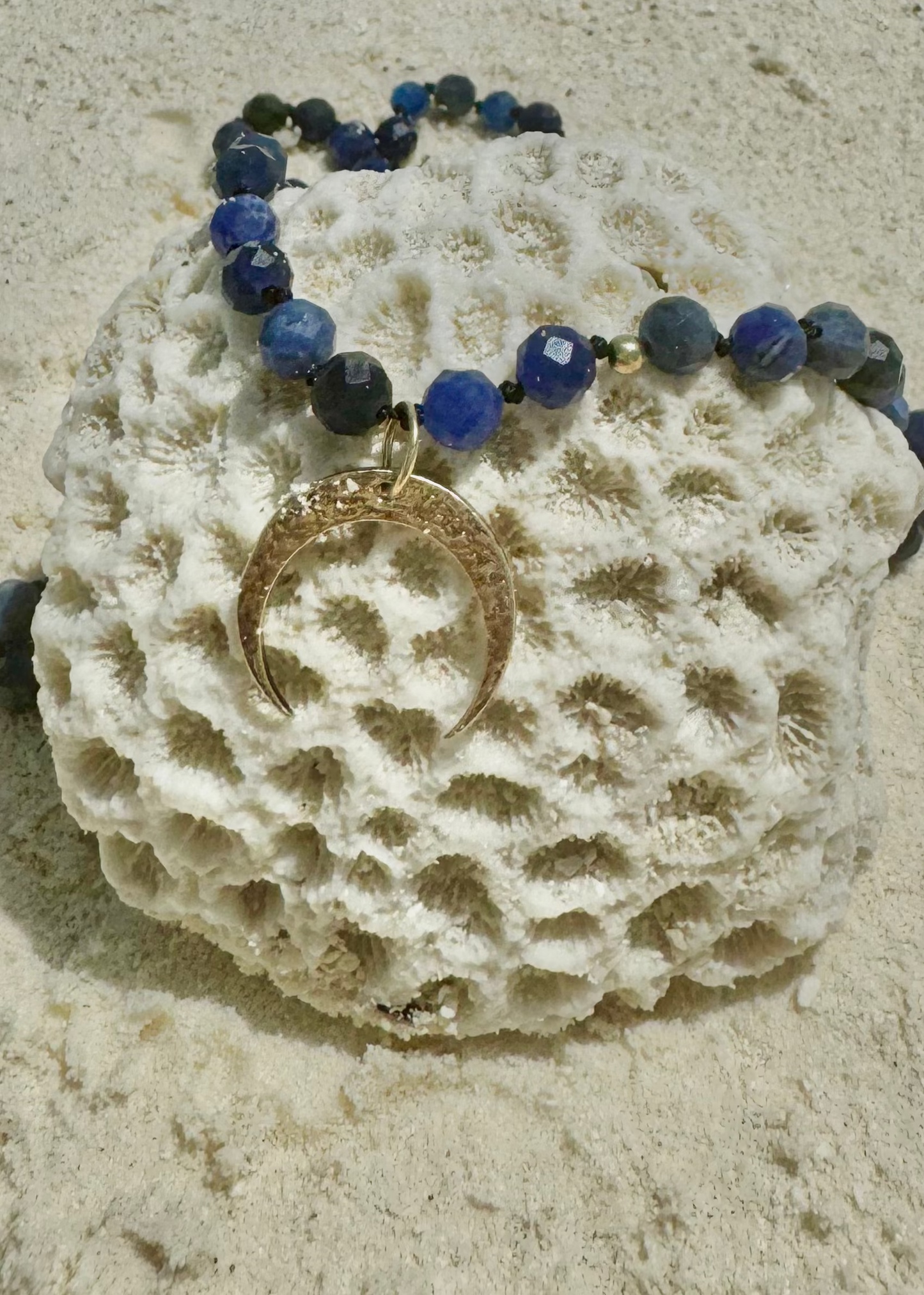 Naszyjnik z sodalitu z rogiem obfitości