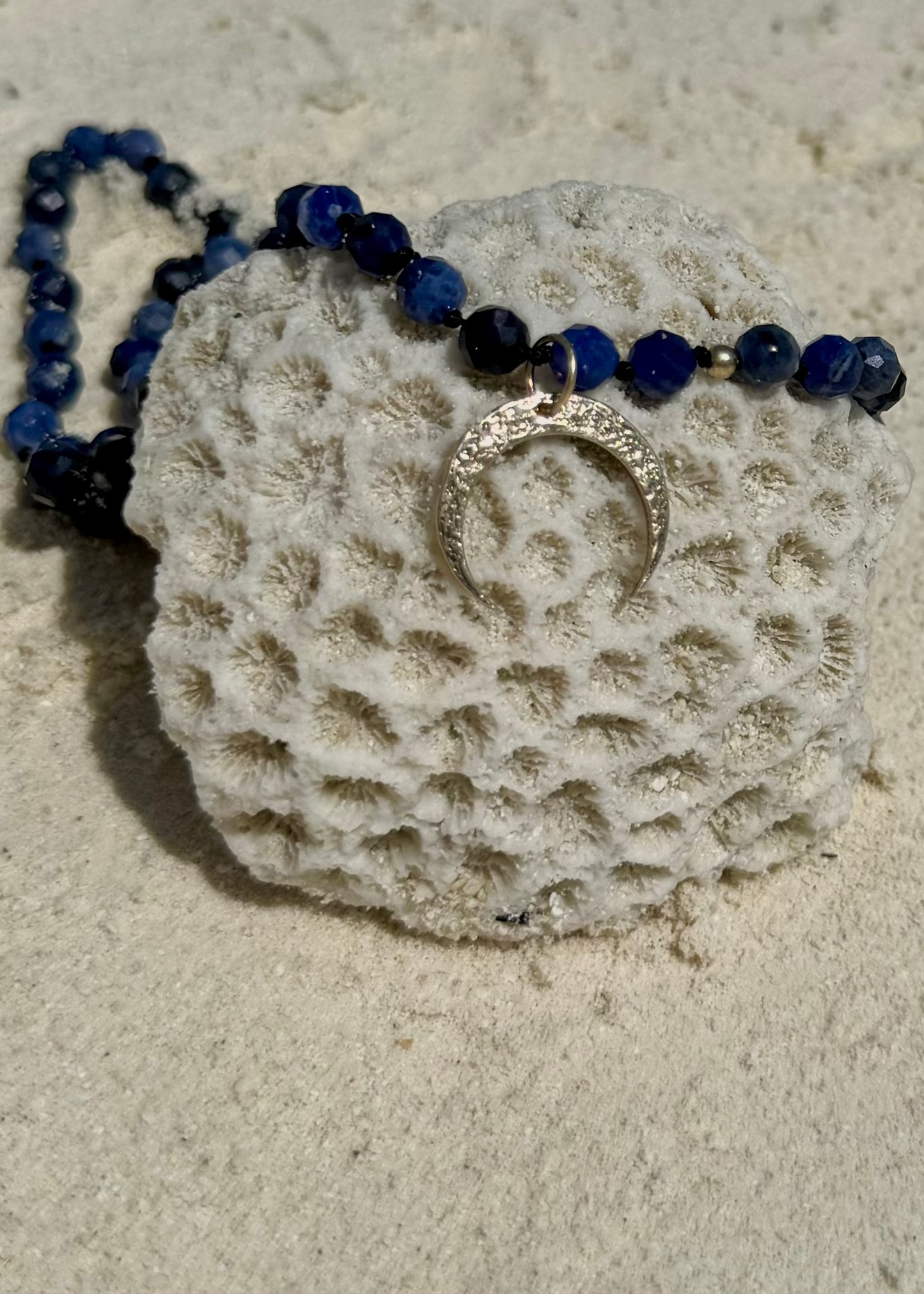 Naszyjnik z sodalitu z rogiem obfitości