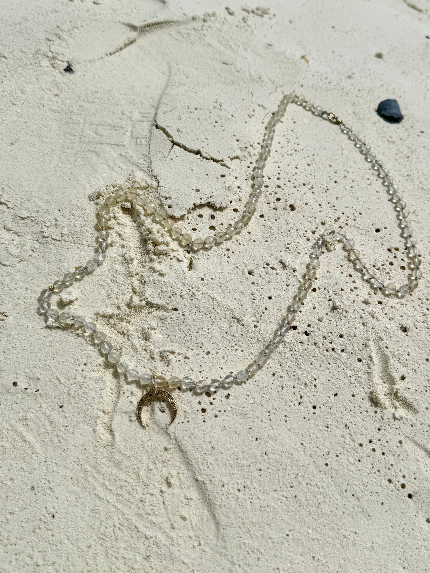 Długi naszyjnik z minerałów z rogiem obfitości