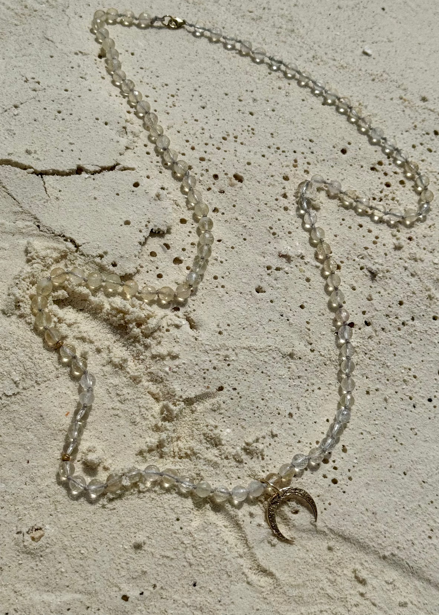 Długi naszyjnik z minerałów z rogiem obfitości