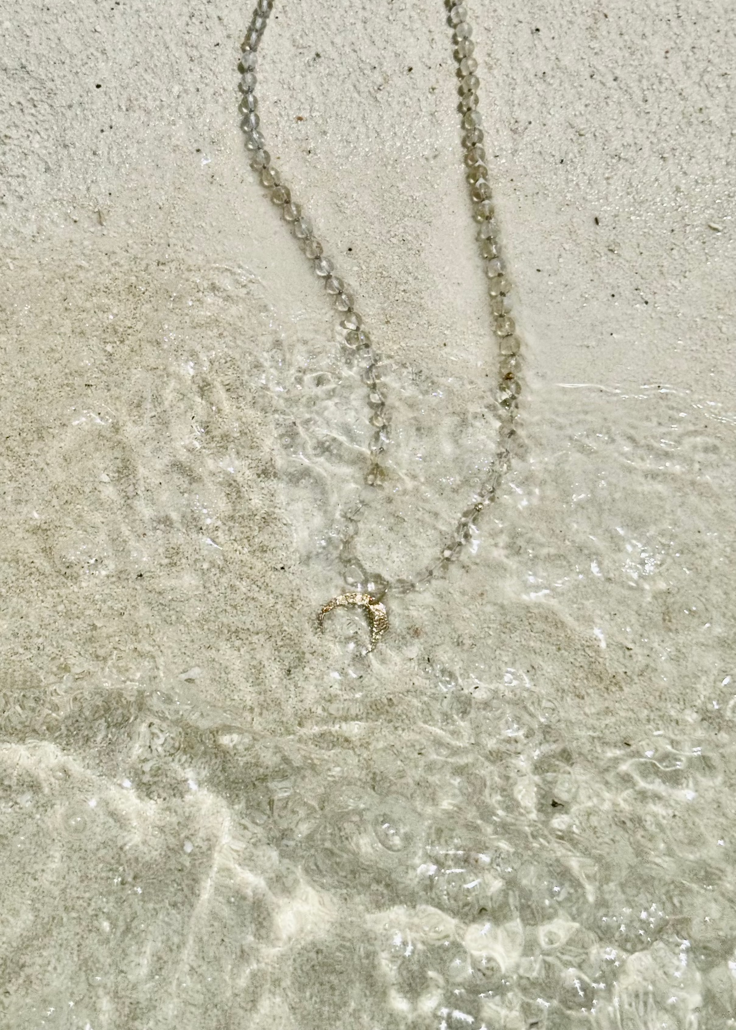 Długi naszyjnik z minerałów z rogiem obfitości