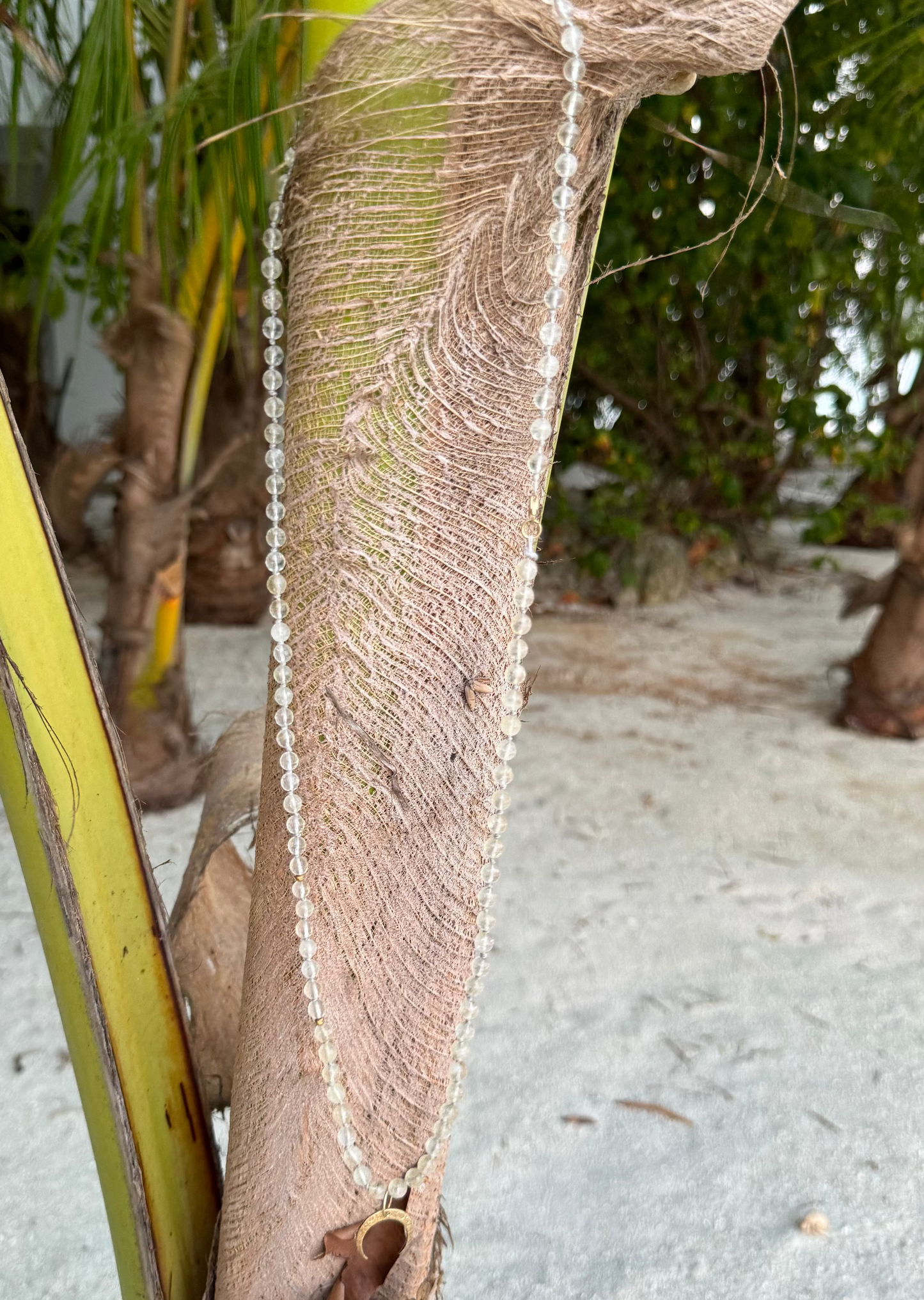 Długi naszyjnik z minerałów z rogiem obfitości