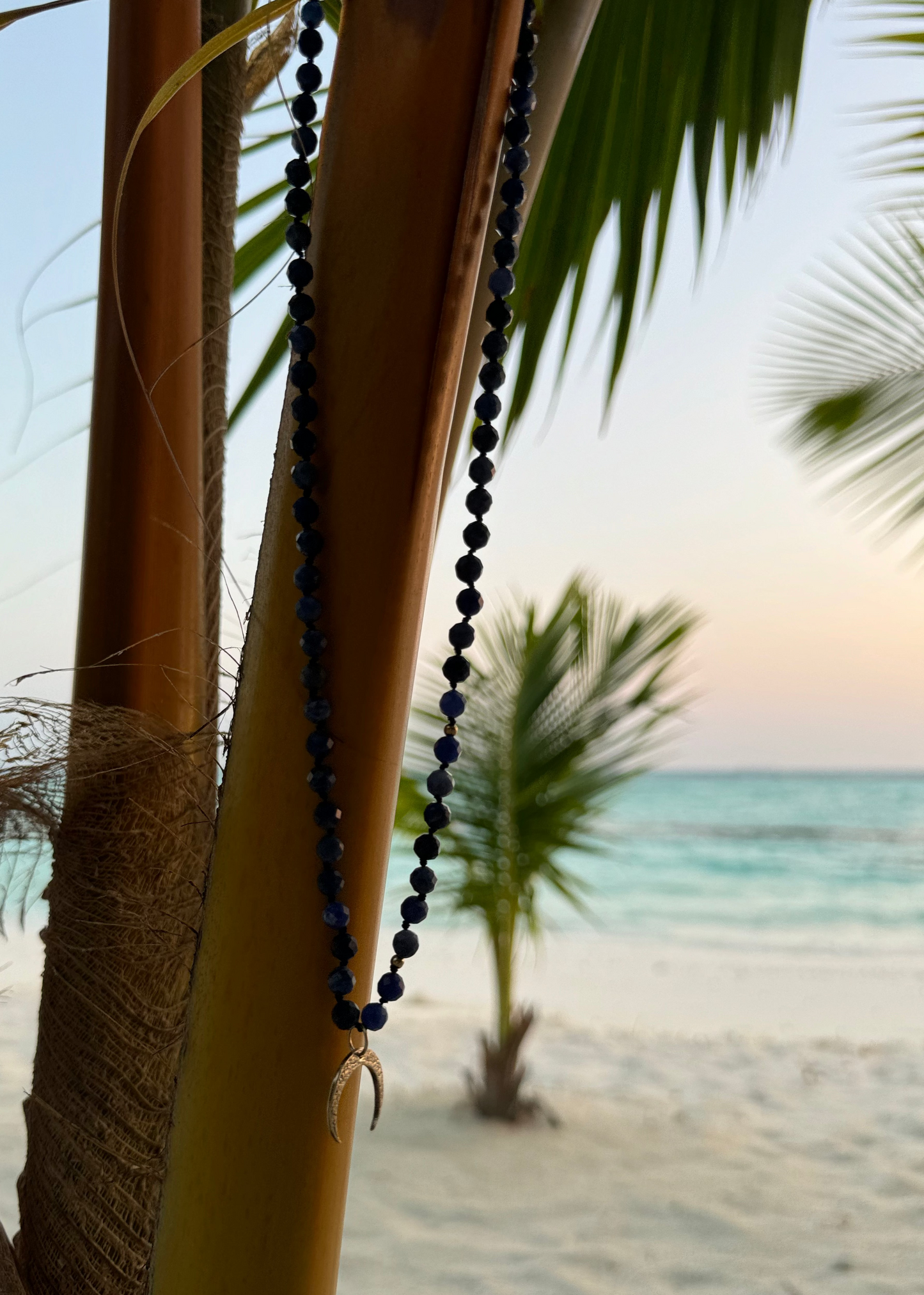 Naszyjnik z sodalitu z rogiem obfitości