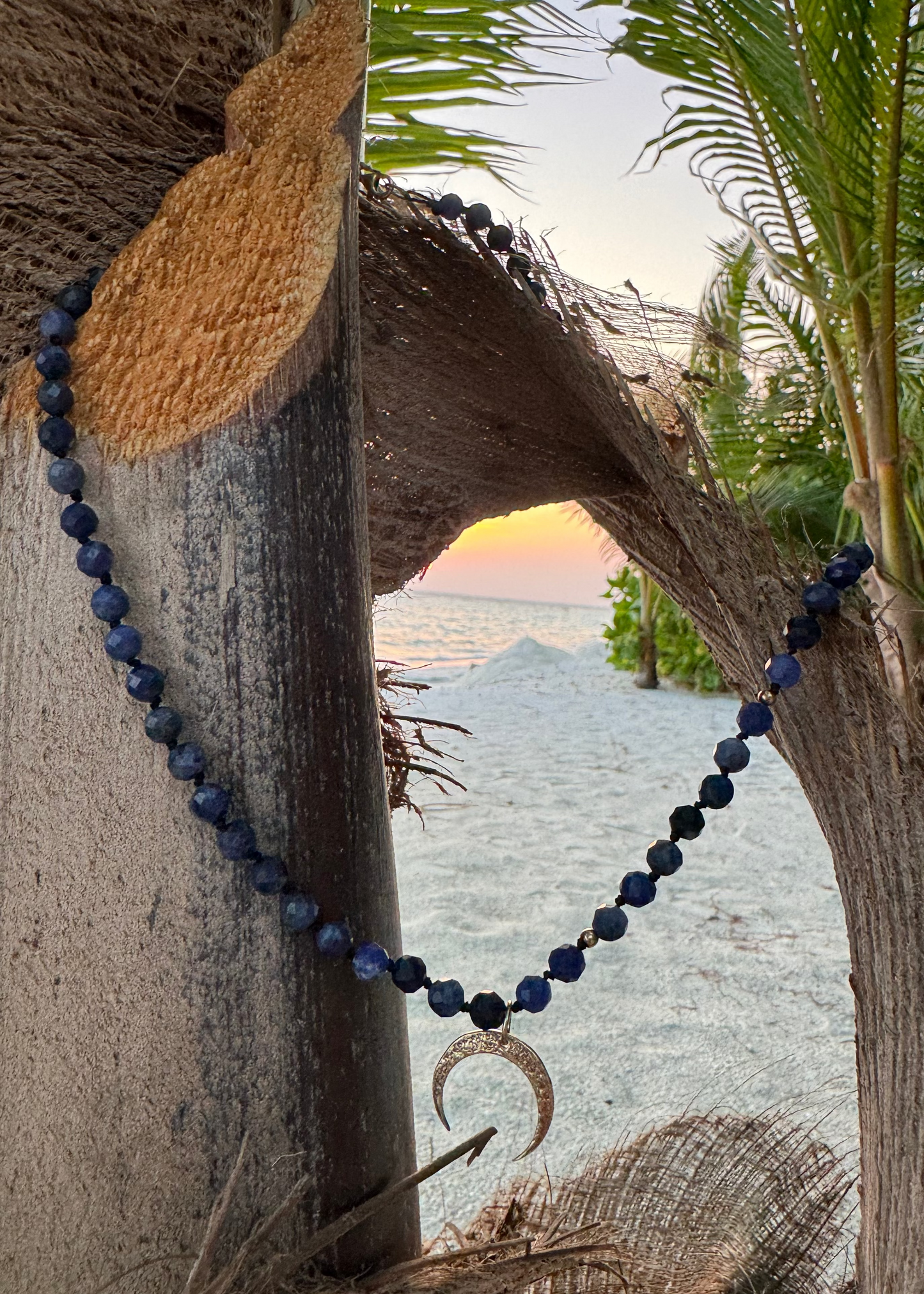 Naszyjnik z sodalitu z rogiem obfitości