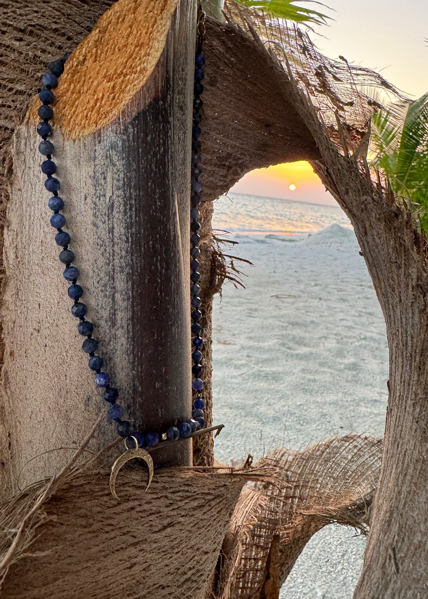 Naszyjnik z sodalitu z rogiem obfitości