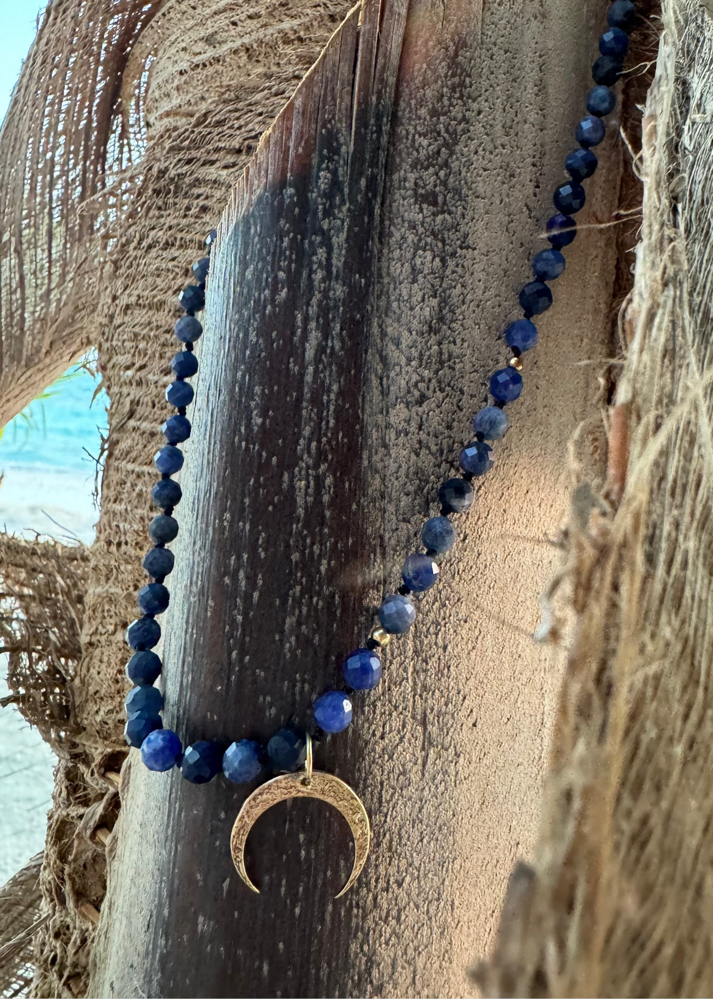 Naszyjnik z sodalitu z rogiem obfitości