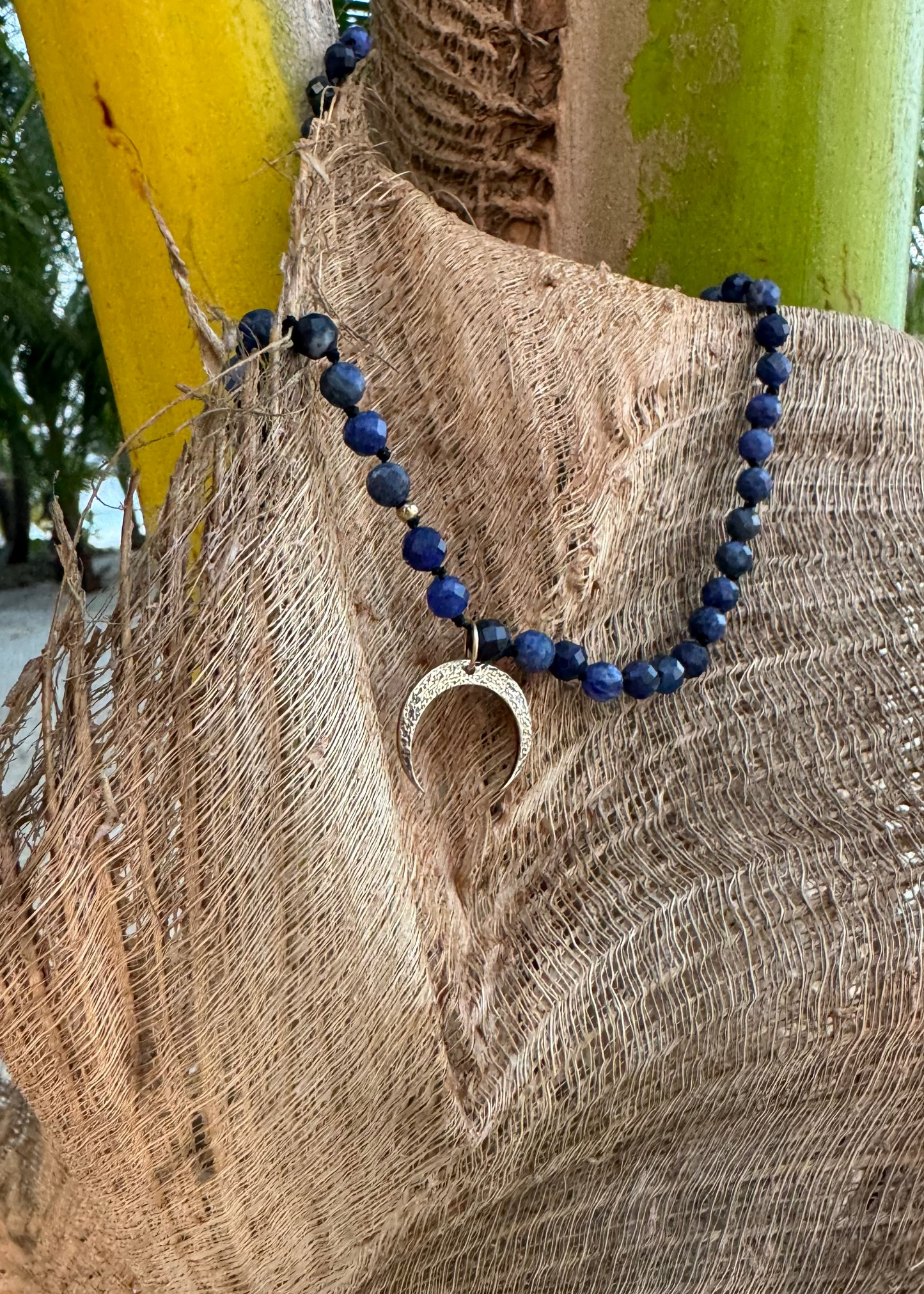 Naszyjnik z sodalitu z rogiem obfitości