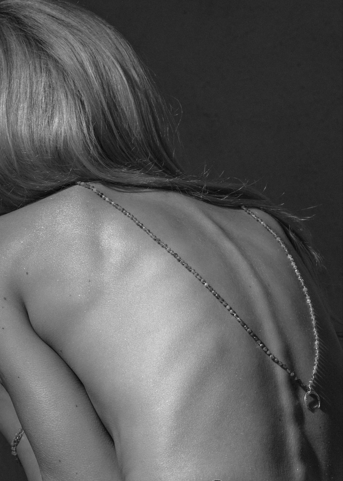 Długi naszyjnik z minerałów z rogiem obfitości