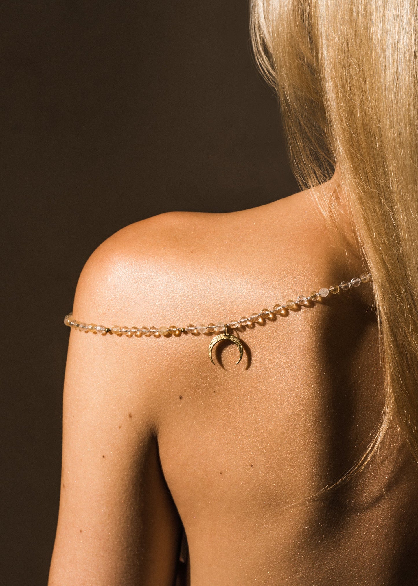 Długi naszyjnik z minerałów z rogiem obfitości